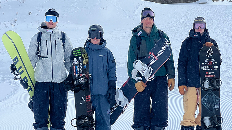 Den svenska VM-truppen i snowboard vid slopestylebacken i Bakuriani