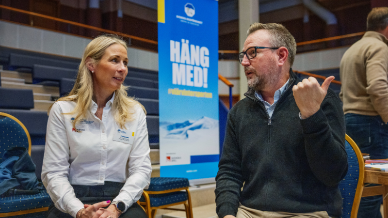 Det gavs tillfälle till många diskussioner, här: Pernilla Bonde och Daniel Arenholm. Foto: Bildbyrån.