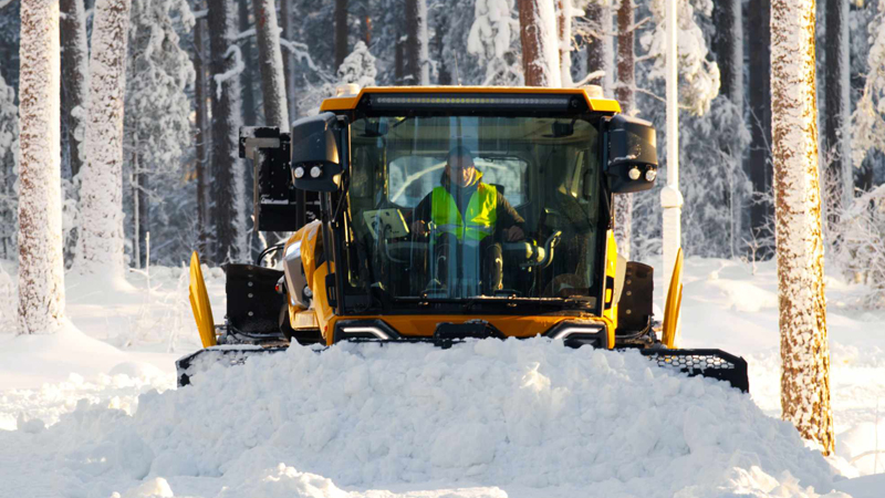 Snöpreparering med eldriven maskin