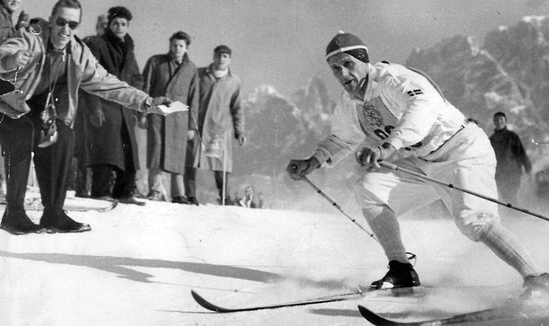 Längdåkaren Sixten Jernberg åker skidor i full fart.