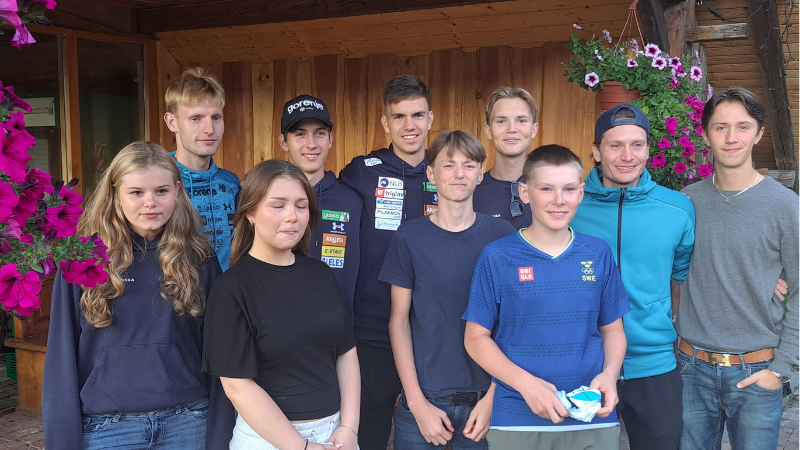 En grupp ungdomar under lägret
