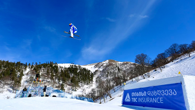 Jesper Tjäder i ett av hoppen vid slopestyle-tävlingen i VM i Bakuriani. 