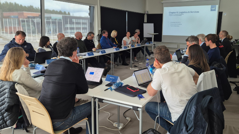 Mötesbordet i konferensrummet