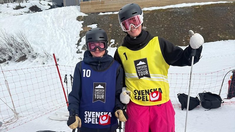 Klubbkompisarna Elina Mognaschi Karlsson och Luna Ekroth som tävlar för Stockholm Freeski & Snowboard Club. Foto: Tove Windstedt.