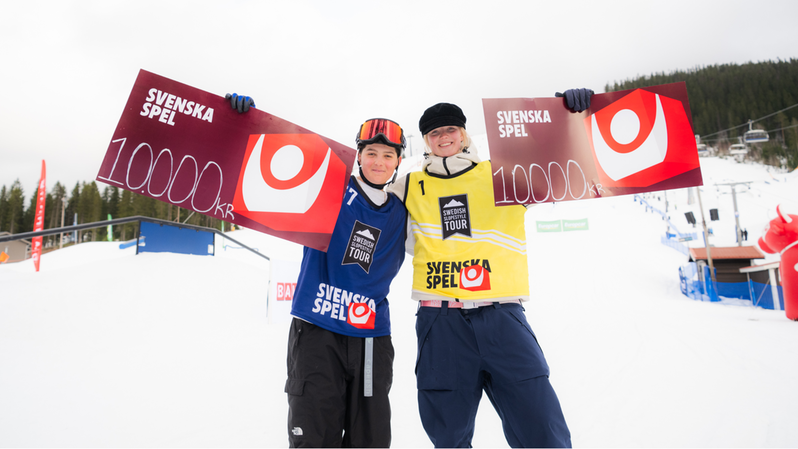 SM-vinnarna Melvin Seliberg och Luna Ekroth tilldelades Svenska Spels Hejapris. Foto: Daniel Bernstål.