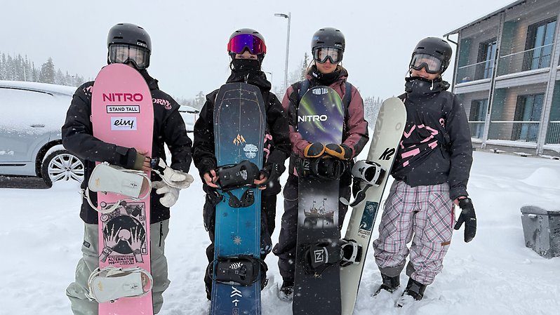 Elva snowboardtjejer från Sverige deltog på det Nordiska lägret i Finland. 
