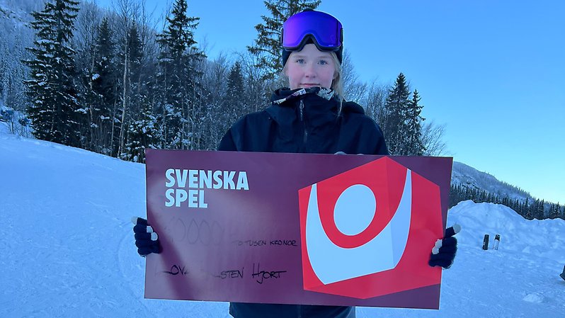 Lova Dalsten Hjort tilldelades Svensk Spels Hejapris under Swedish Snowboard Series i Funäsdalen. Foto: SSF.