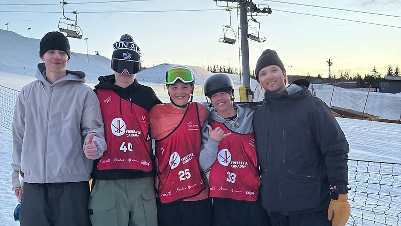Svenska JVM-truppen. Frv.v Adam Ylivainio, Oliver Blomberg, Melvin Seliberg, Hugo Aspehult och förbundskapten Oscar Wester. Foto: SSF. 